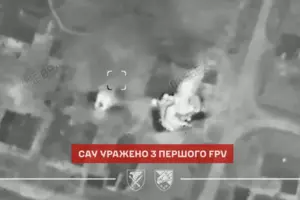 В Мирнограде один украинский FPV-дрон уничтожил российскую самоходную артиллерийскую установку: видео