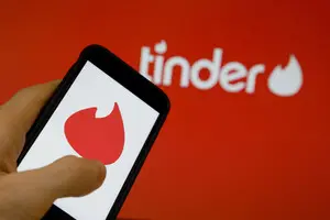 “Втома від свайпів”: Tinder залучає ШІ, щоб 