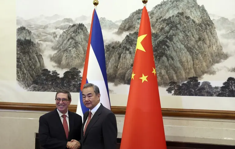 Китай підтримує Кубу в протистоянні “зовнішньому втручанню” на тлі тиску з боку США