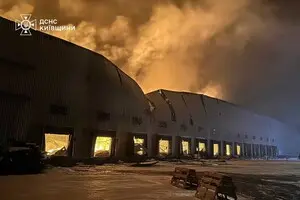 РФ атакувала Яготин на Київщині. У мережі пишуть, що горять склади Roshen