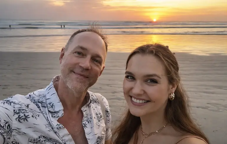 Фото покращеної якості бухгалтера Джона Томлінсона з Анастасією Сірооченко в 2024 році.