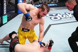 Украинский боец Донченко победил американца в поединке UFC