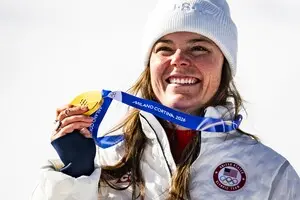 Американская горнолыжница сломала свою золотую медаль Олимпиады-2026