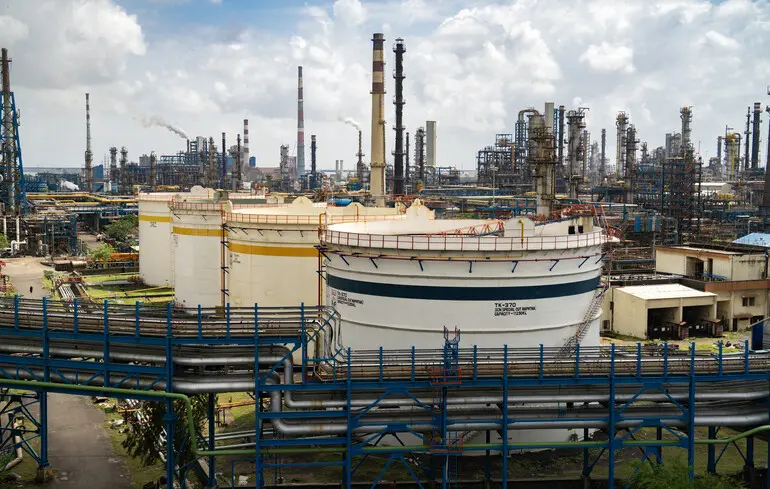 Резервуари для зберігання на нафтопереробному заводі Hindustan Petroleum Corp. у Мумбаї, Індія / 11 серпня 2025 року