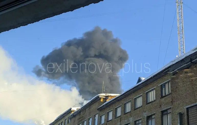 Российский НПЗ в 2000 км от Украины попал под удар дронов. На заводе сильный пожар