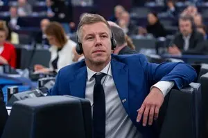 Лідер угорської опозиції заявив, що його заманили в секс-пастку