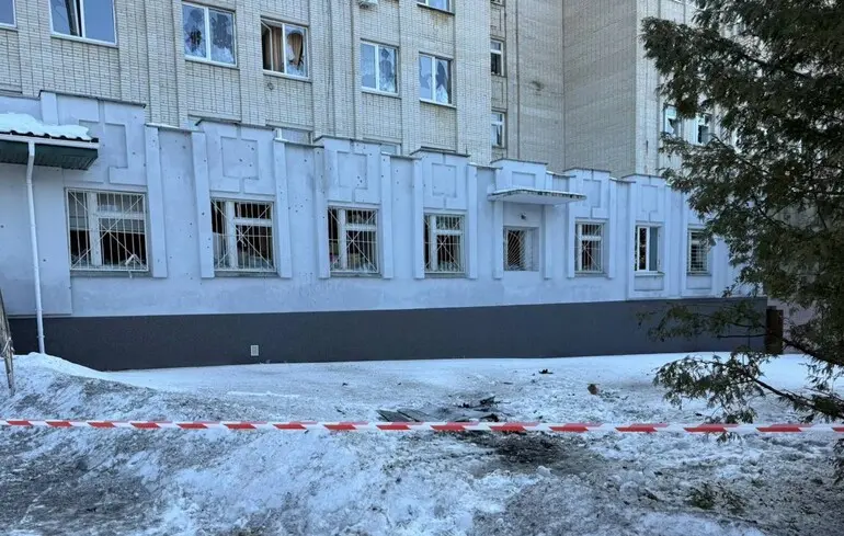 В Сумах РФ двумя дронами ударила по территории детской больницы. Там повреждено здание