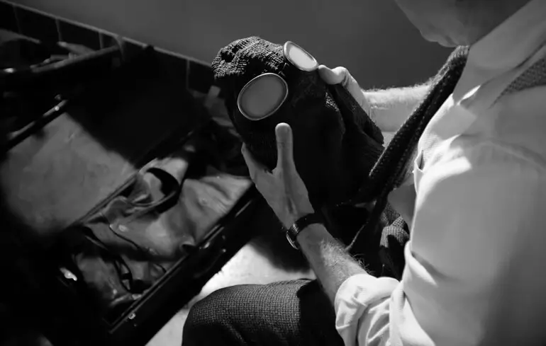 Кадр из черно-белого трейлера сериала Spider-Noir.