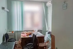 Дрон влучив у поліклініку в Херсоні: є поранені