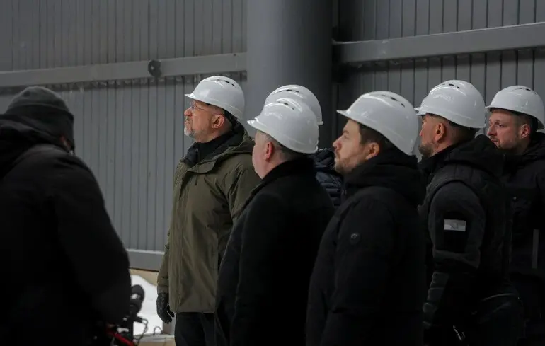 Перший віцепрем'єр-міністр — міністр енергетики України Денис Шмигаль та відповідальні чиновники на одному з енергетичних об'єктів.