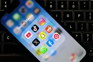 Ще одна країна планує обмежити соцмережі для дітей до 16 років — Bloomberg