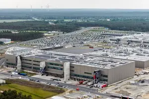 Скандал на заводе Tesla под Берлином: профсоюз подал уголовную жалобу на директора — Reuters