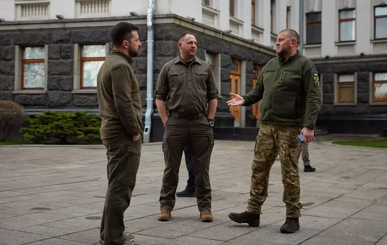 Одна з напружених зустрічей Залужного та Зеленського у 2022-му закінчилася рейдом СБУ до штаб-квартири головкома — AP