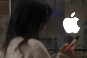 Apple розробляє розумні окуляри, кулон і AirPods із камерами для ШІ-екосистеми