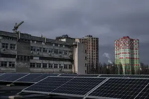 Energy Independence for Communities. A Step-by-Step Algorithm for Escaping the Blackout Trap