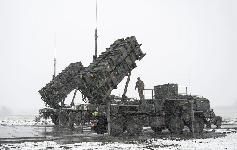 Солдати Бундесверу працюють на крані між причепами з пусковими установками для керованих ракет системи ППО Patriot, Мячин, Польща / 3 квітня 2023 року