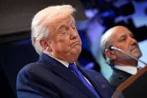 Большинство американцев считают, что Трамп ведет США в неправильном направлении — опрос