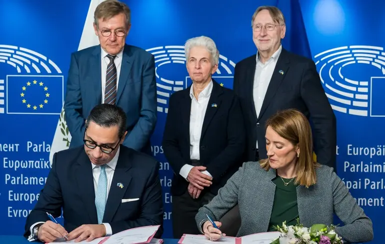 Президентка Європарламенту підписала документи про виділення Україні 90 мільярдів євро кредиту