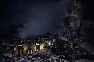Авіаудар по Дніпропетровській області: під завалами під’їзду можуть бути четверо людей