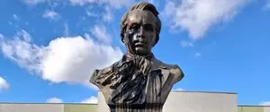 В годовщину полномасштабного вторжения РФ в Сербии облили краской памятник Шевченко