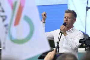 Вибори в Угорщині: опозиційні партії “звільняють шлях” для Мадяра, щоб повалити режим Орбана — FT