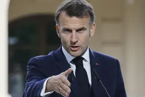Макрон представит обновленную ядерную доктрину Франции — Reuters