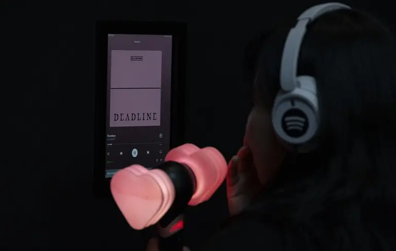 Шанувальниця слухає трек з нового міні-альбому Blackpink Deadline під час презентації в Національному музеї Кореї в Сеулі.