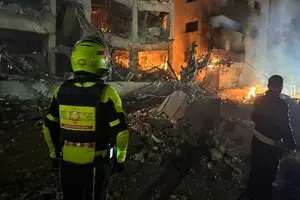 Иран ударил ракетой по жилому кварталу Тель-Авива: погибла женщина, ранены по меньшей мере 20 человек