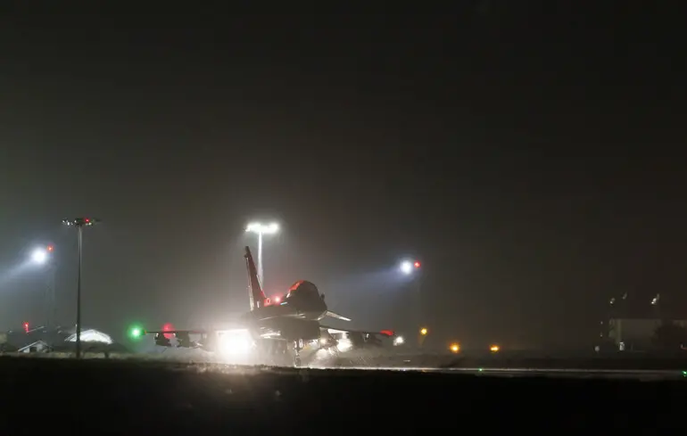 На базе "Акротири" истребитель Typhoon FGR4 Королевских ВВС взлетает для нанесения авиаударов по военным целям хуситов в Йемене, 22 января 2024 года.