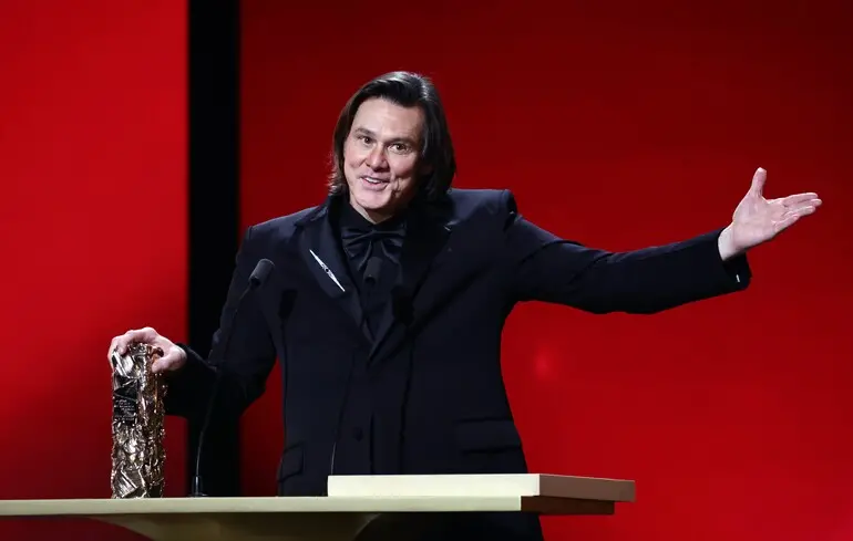 Джим Керрі приймає премію César під час 51-ї щорічної церемонії нагородження в Парижі.