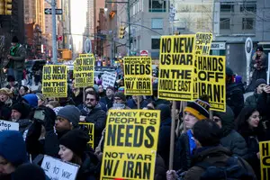 В США люди вышли на протесты против военной операции в Иране