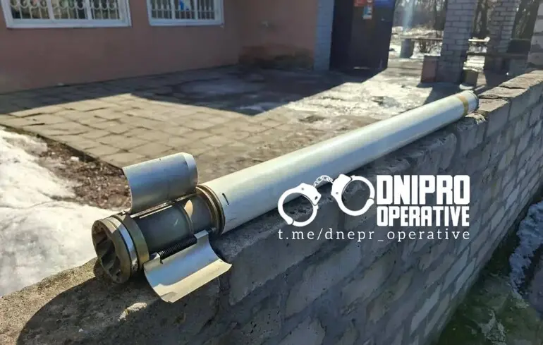 На Дніпропетровщині чоловік в електричці перевозив фрагмент боєприпасу. У мережі пишуть про ракету-перехоплювач