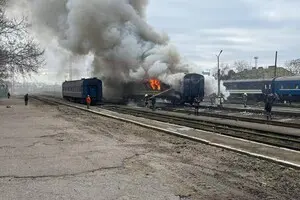 РФ вдарила «Шахедом» по поїзду в Миколаєві: фото наслідків