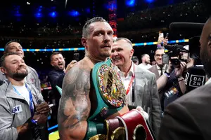 Промоутер российского боксера призвал лишить Усика титула чемпиона мира