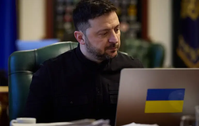 Общенациональная минута молчания стала обязательной: президент подписал закон