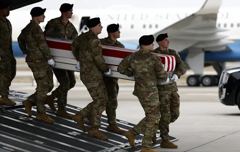 Президент США Трамп участвует в церемонии передачи тел американских военнослужащих, погибших во время бомбардировки Ираном