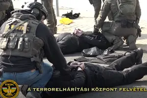 Наручники, завязанные глаза и потеря сознания: МИД заявил о жестоком обращении с инкассаторами 