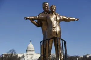 «Я лечу, Джеку!»: як Дональд Трамп та Джеффрі Епштейн стали героями інсталяції про «непотоплювану» дружбу