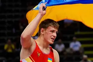 Украинский борец отвернулся от флага РФ на награждении чемпионата Европы