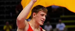 Украинский борец отвернулся от флага РФ на награждении чемпионата Европы