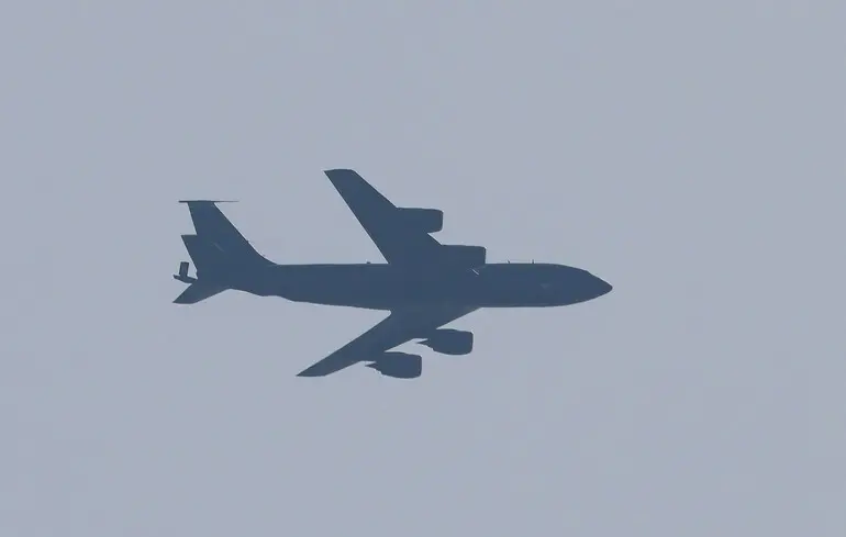 Літак-дозаправник Boeing KC-135 Stratotanker ВПС США пролітає над Тель-Авівом 4 березня 2026 року