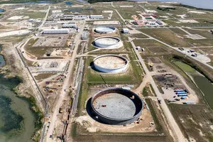 США начинают чрезвычайный выпуск нефти из Стратегического резерва: что известно