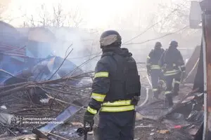 Россияне обстреляли жилой квартал Запорожья: разрушен дом, один человек погиб