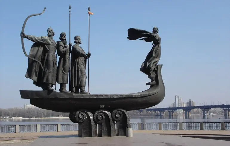 Росіяни атакували Київ дронами і ракетами, уламки впали в самісінькому центрі