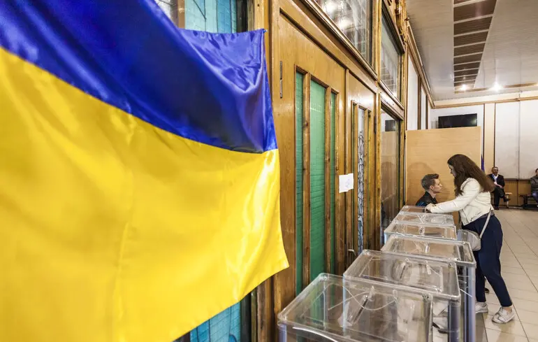 Підтримка українцями можливого референдуму щодо умов миру із РФ знизилась — КМІС