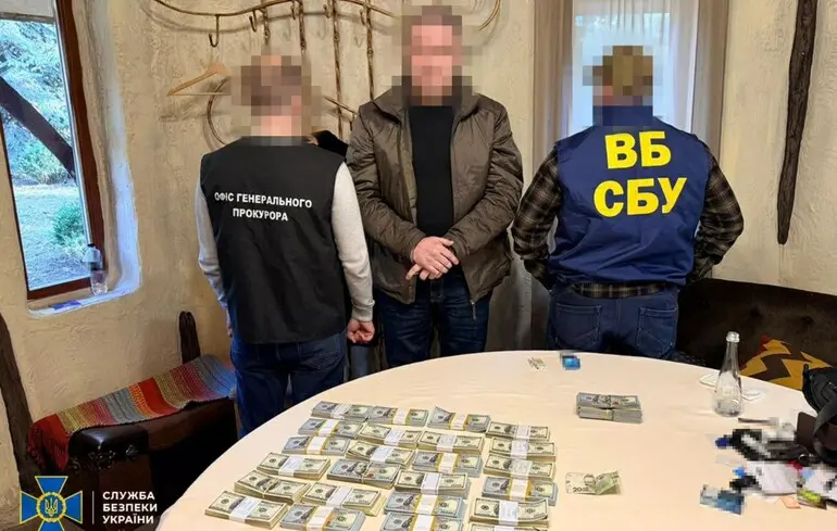 Хабар у 620 тисяч доларів: затримано заступників голів двох обласних управлінь СБУ