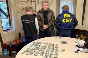Хабар у 620 тисяч доларів: затримано заступників голів двох обласних управлінь СБУ