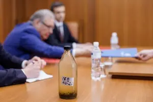 Удар по Днестровской ГЭС: Молдова вызвала посла РФ и показала ему бутылку воды из Днестра