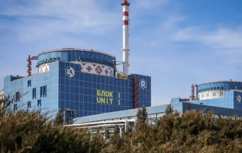 Хмельницкая АЭС с муралом в виде украинского орнамента.