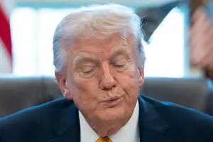 Рейтинг Трампа замер на минимуме: лишь 40% американцев поддерживают удары по Ирану — CBS News